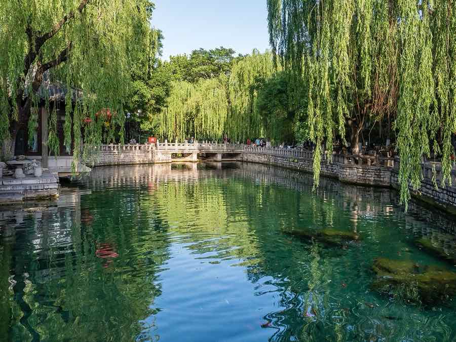 济南趵突泉泉池，泉水清澈、垂柳环绕